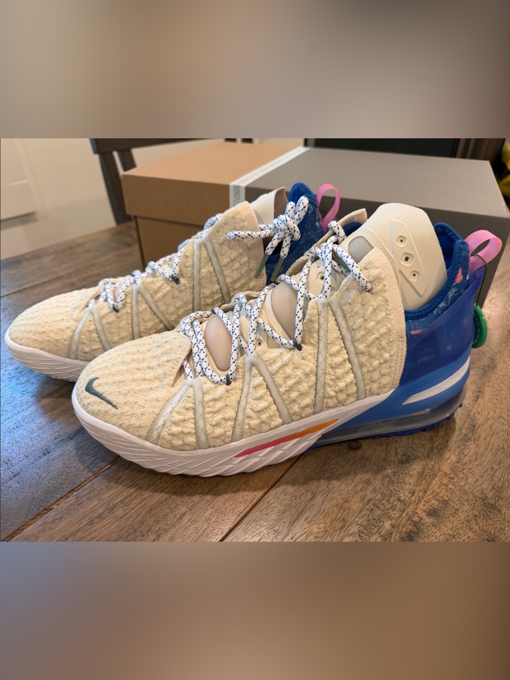 LeBron XVIII Light cream/Pink glow